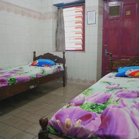 Oyo Life 1972 Aman Family Inn Syariah Ponorogo Exteriér fotografie